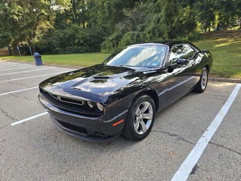 Used 2019 Dodge Challenger SXT RWD image 5