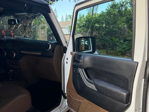 Used 2018 Jeep Wrangler Sahara w/ Dual Top Group AWD/4WD image 10