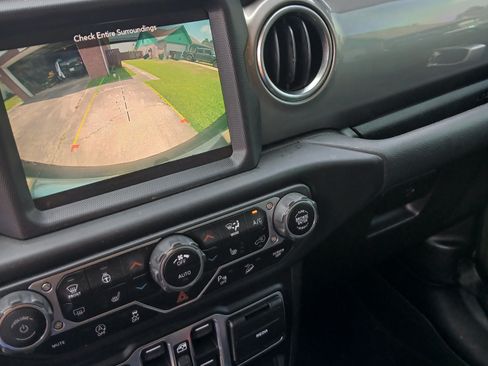 Used 2020 Jeep Wrangler Unlimited Sahara image 11