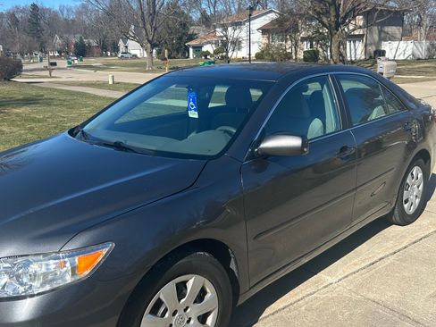 Used 2011 Toyota Camry LE image 2