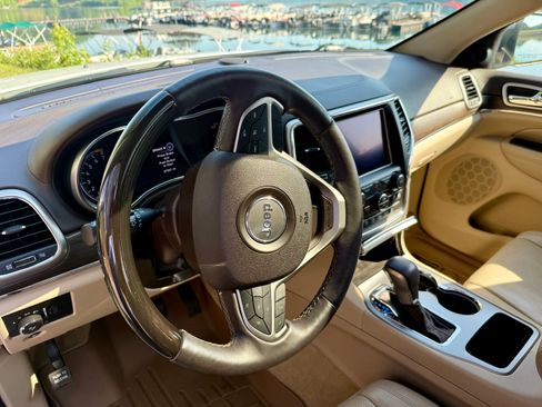 Used 2018 Jeep Grand Cherokee Overland RWD image 10