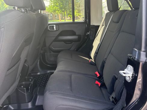 Used 2019 Jeep Wrangler Unlimited Sahara AWD/4WD image 9