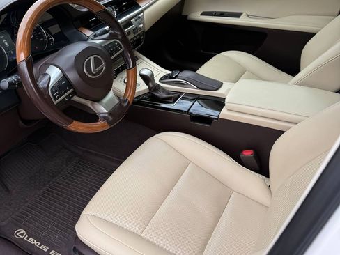 Used 2016 Lexus ES 300h w/ Navigation System Package image 13