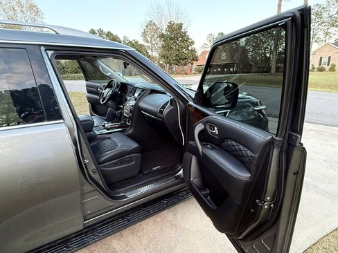 Used 2018 INFINITI QX80 Sport Utility 4D w/ Deluxe Technology Package image 11