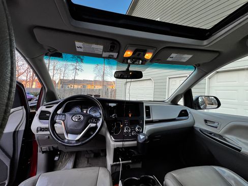 Used 2016 Toyota Sienna XLE Premium image 9