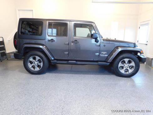 Used 2018 Jeep Wrangler Unlimited Sahara w/ Connectivity Group image 32