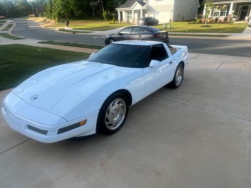 Used 1996 Chevrolet Corvette Coupe RWD image 2