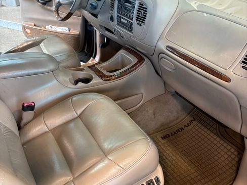 Used 1998 Lincoln Navigator 4WD image 10