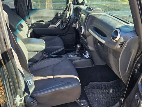 Used 2013 Jeep Wrangler Unlimited Rubicon w/ Connectivity Group image 8