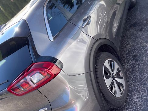 Used 2017 Kia Niro EX FWD image 4