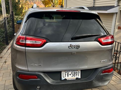 Used 2017 Jeep Cherokee Latitude w/ True North Edition image 2