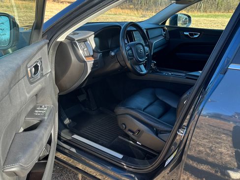 Used 2021 Volvo XC60 T6 Momentum image 6