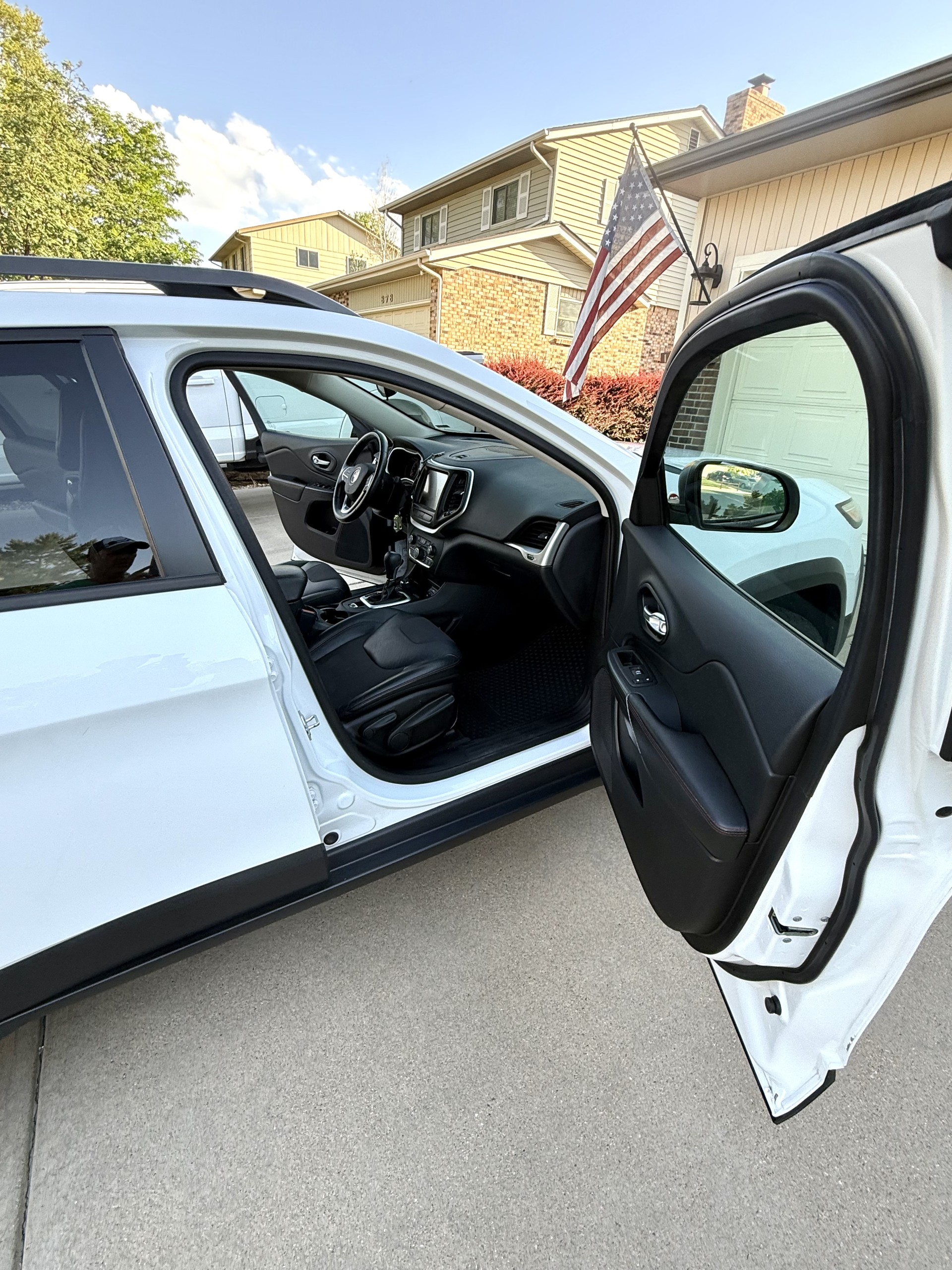 Used 2015 Jeep Cherokee Trailhawk w/ Cold Weather Group AWD/4WD image 11