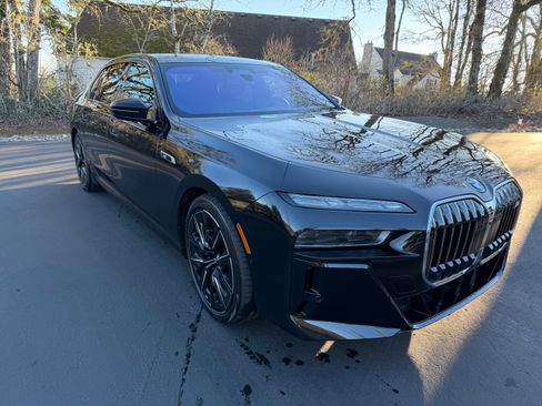 Used 2024 BMW i7 M70 image 2