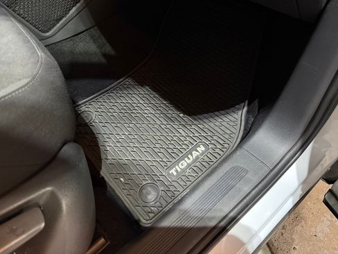 Used 2018 Volkswagen Tiguan S image 22