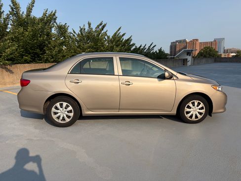 Used 2010 Toyota Corolla LE FWD image 2