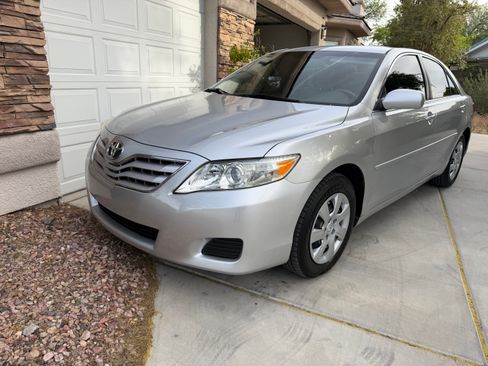 Used 2011 Toyota Camry LE image 2