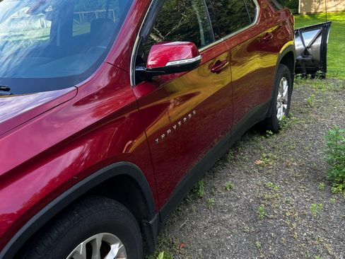 Used 2019 Chevrolet Traverse LT image 2