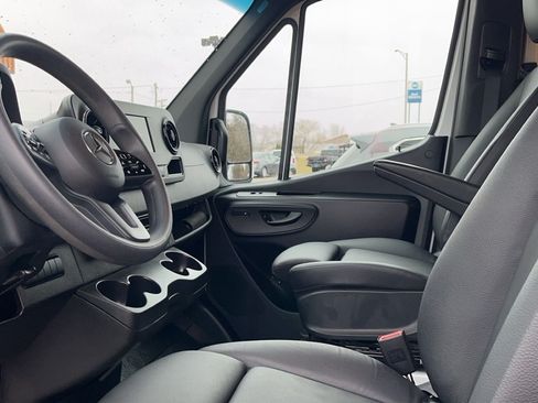 Used 2024 Mercedes-Benz Sprinter 2500 image 6