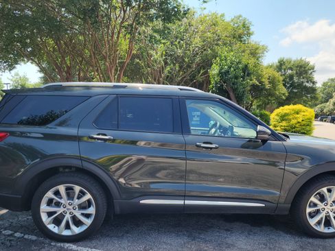 Used 2023 Ford Explorer Platinum w/ Technology Package AWD/4WD image 17