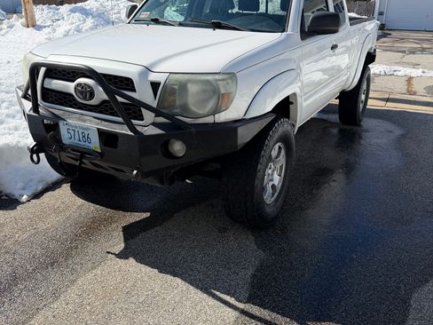 Used 2011 Toyota Tacoma 4x4 Access Cab V6 w/ TRD Off-Road Pkg image 1