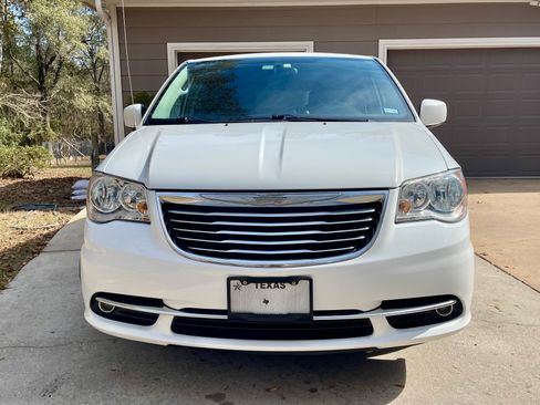 Used 2016 Chrysler Town & Country Touring image 10