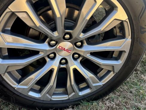 Used 2021 GMC Yukon XL Denali w/ Denali Premium Package image 9