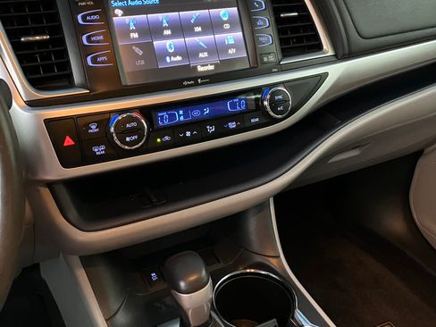 Used 2015 Toyota Highlander XLE FWD image 6