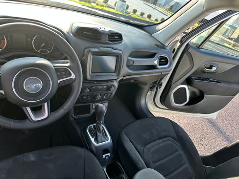 Used 2019 Jeep Renegade Latitude FWD image 19