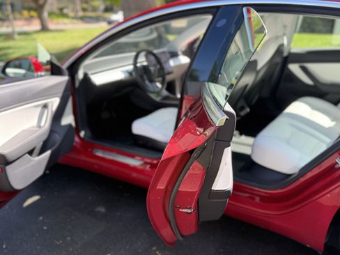 Used 2019 Tesla Model 3 Standard Range Plus image 2