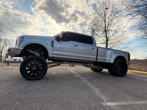 Used 2020 Ford F350 Limited image 14