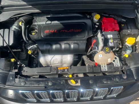 Used 2019 Jeep Renegade Latitude FWD image 13