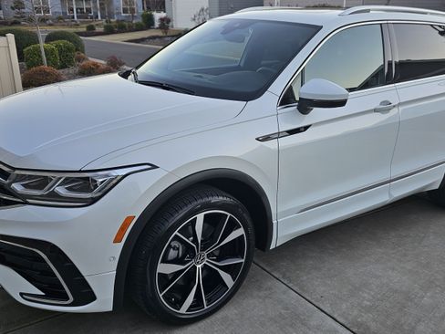 Used 2024 Volkswagen Tiguan SEL R-Line image 1