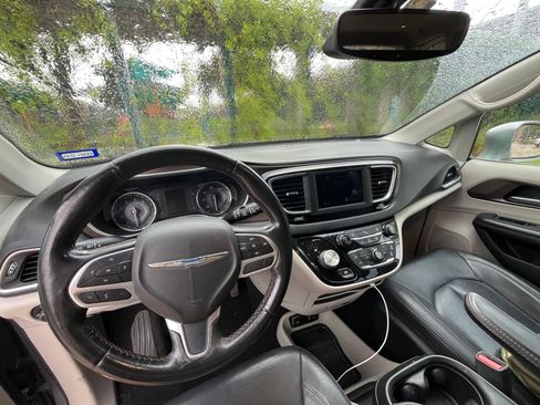 Used 2019 Chrysler Pacifica Touring-L FWD image 10