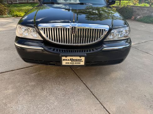 Used 2008 Lincoln Town Car Signature Limited image 4