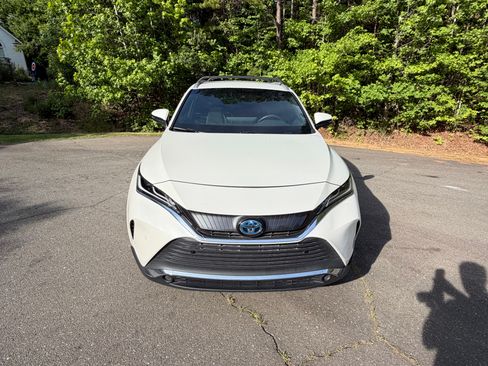 Used 2022 Toyota Venza XLE AWD/4WD image 2