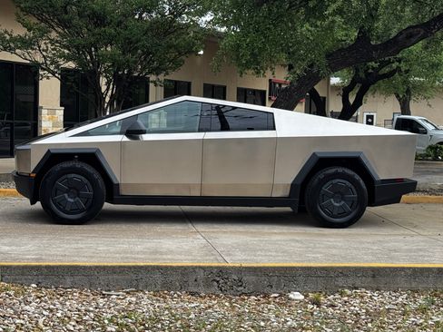 Used 2025 Tesla Cybertruck AWD Crew Cab image 18