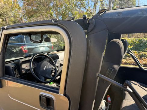 Used 2004 Jeep Wrangler 4WD image 10