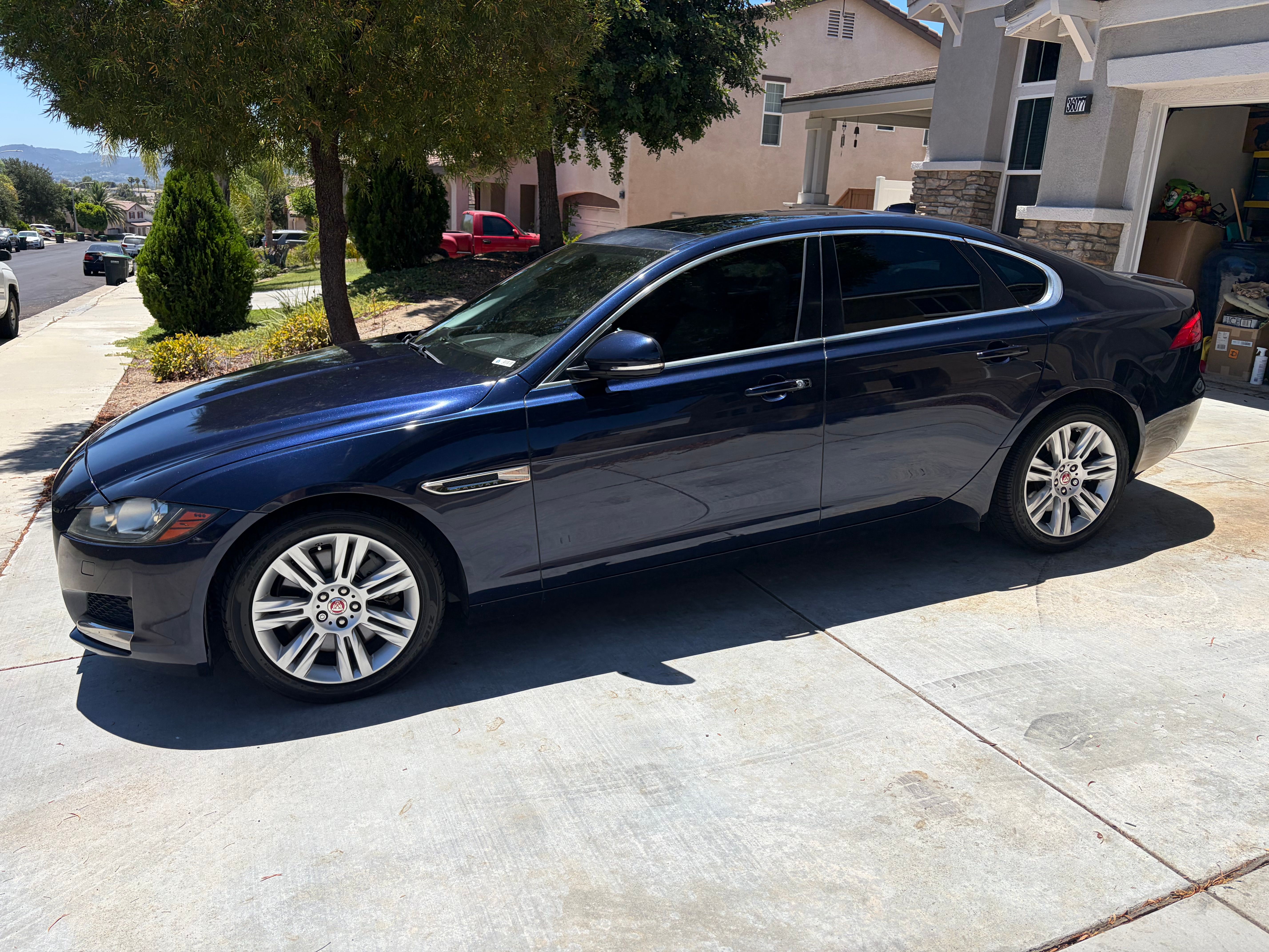 Used 2017 Jaguar XF Premium RWD image 1