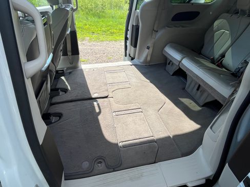 Used 2021 Chrysler Pacifica Touring-L w/ Uconnect Theater Family Group AWD/4WD image 30