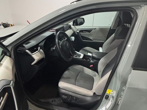 Used 2021 Toyota RAV4 XLE w/ XLE Grade Weather Package image 5