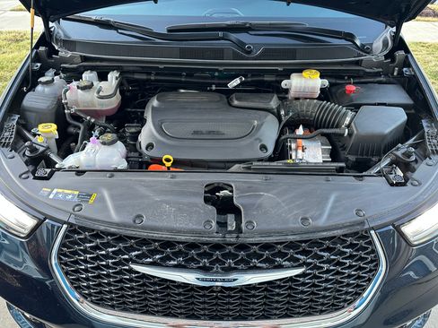 Used 2025 Chrysler Pacifica Select image 9