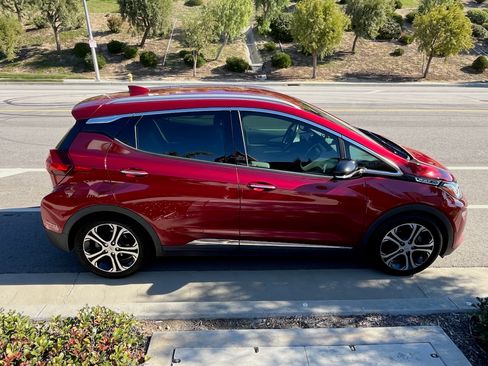 Used 2019 Chevrolet Bolt Premier w/ Infotainment Package image 4