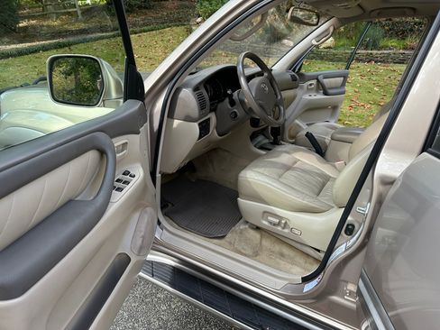 Used 2004 Toyota Land Cruiser image 10