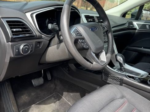 Used 2015 Ford Fusion SE image 4