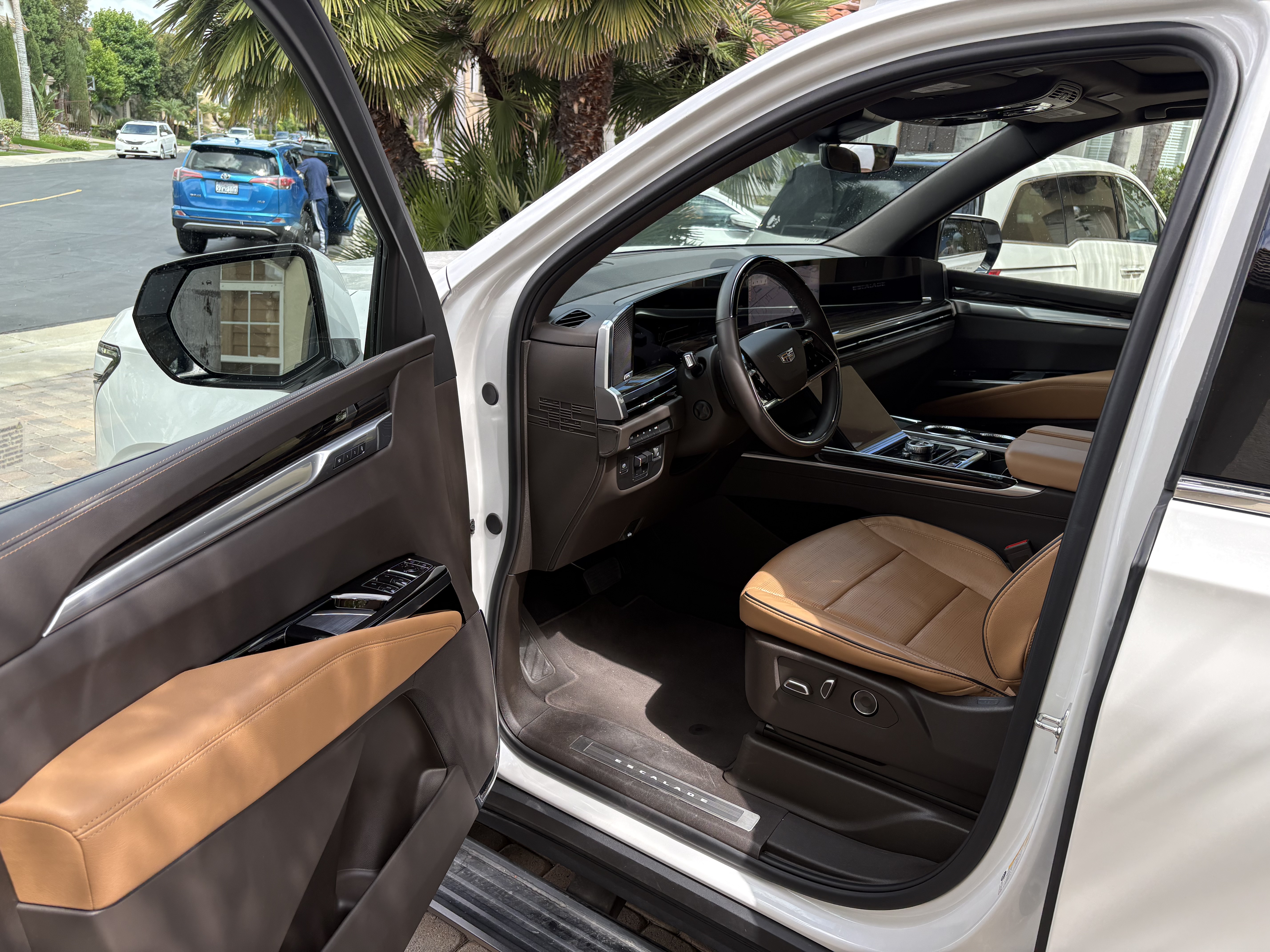 Used 2025 Cadillac Escalade ESV Premium Luxury AWD/4WD image 18