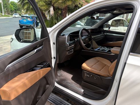 Used 2025 Cadillac Escalade ESV Premium Luxury AWD/4WD image 18