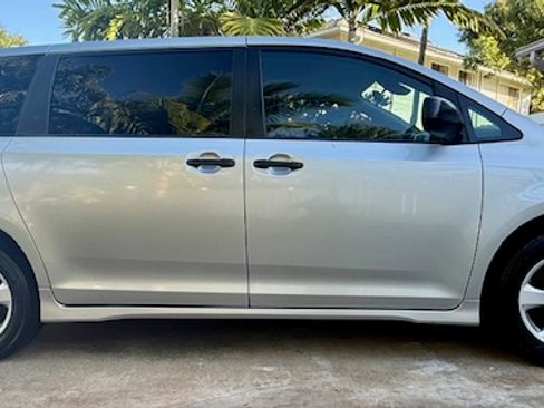 Used 2020 Toyota Sienna L image 6