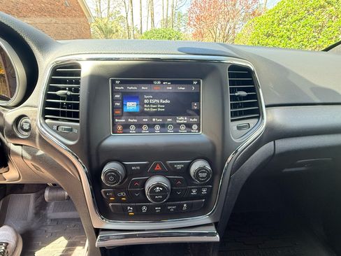 Used 2018 Jeep Grand Cherokee Laredo image 11