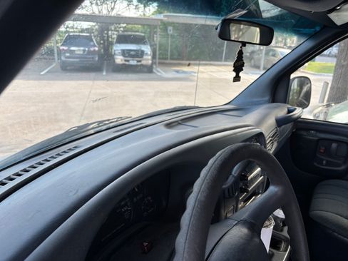 Used 2000 Chevrolet Express 2500 Passenger w/ LS Preferred Equipment Group RWD image 14